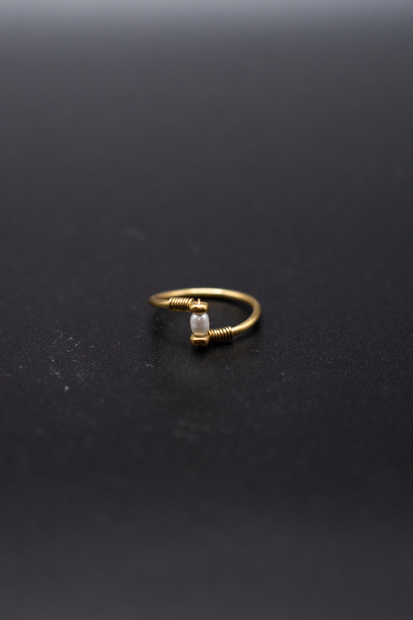 Minimalistic ring with pearl
