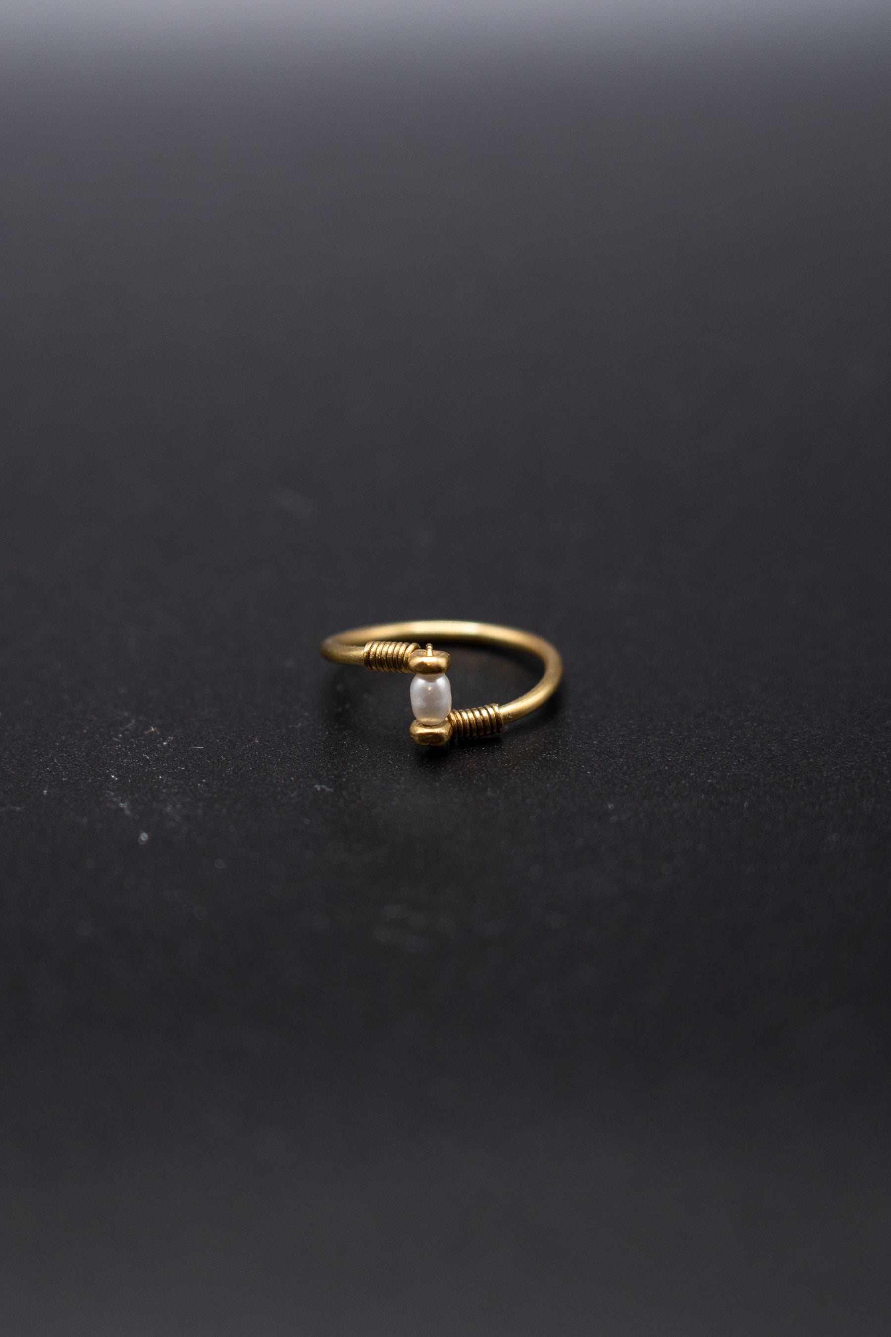 Minimalistic ring with pearl