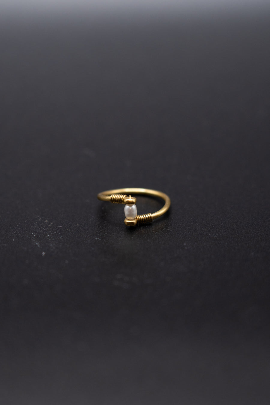 Minimalistic ring with pearl