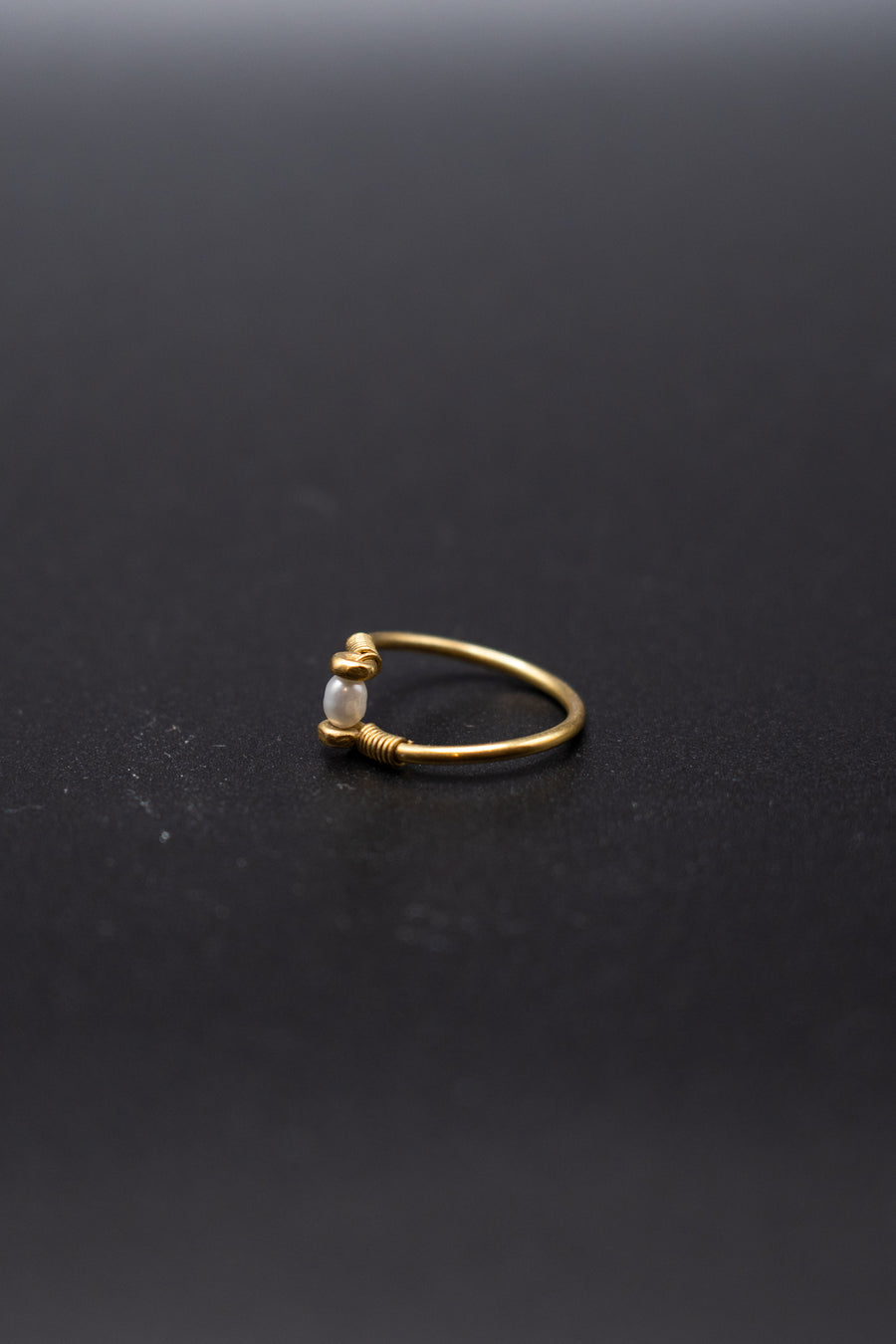 Minimalistic ring with pearl