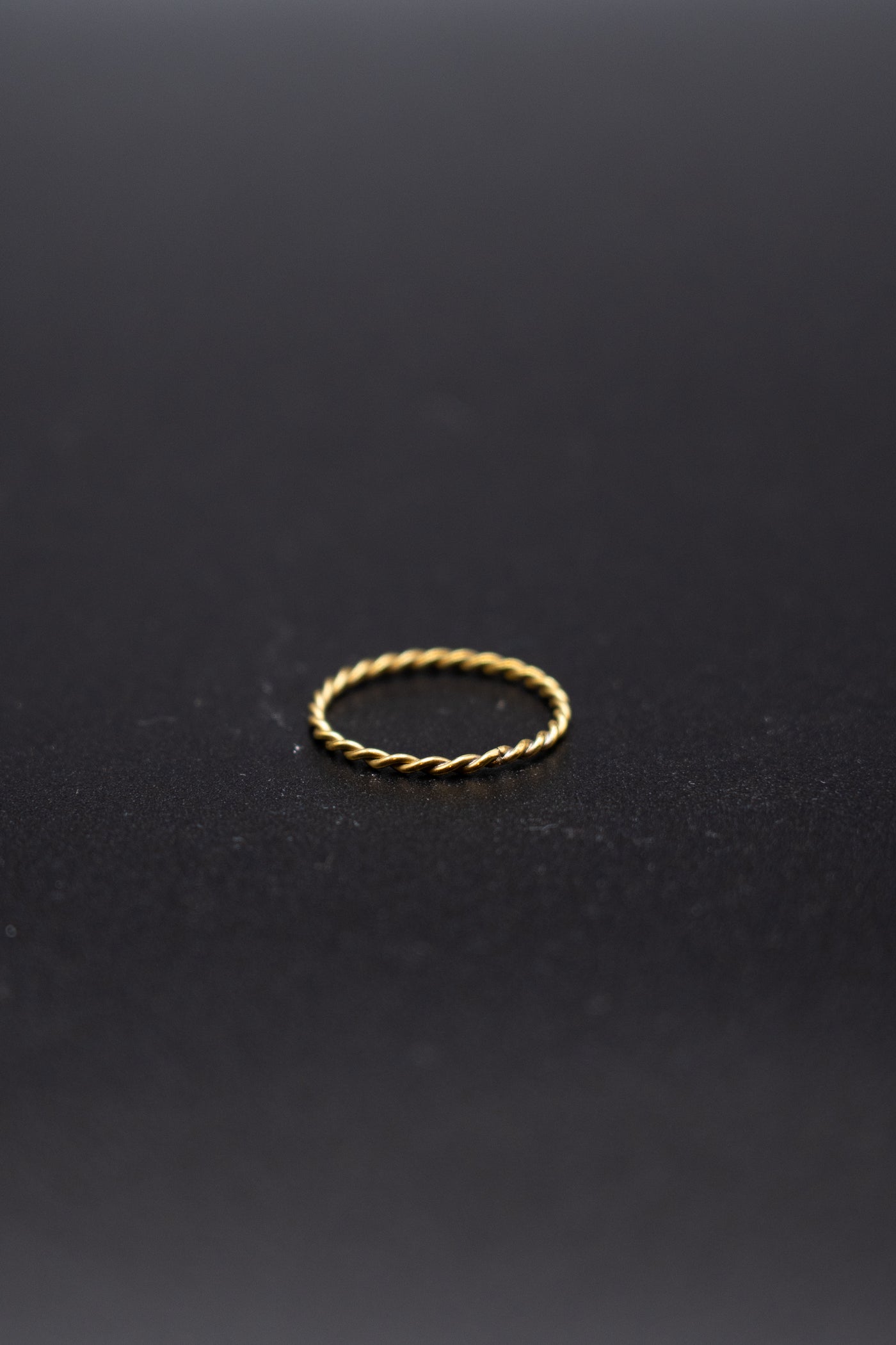 Minimalistic twist ring