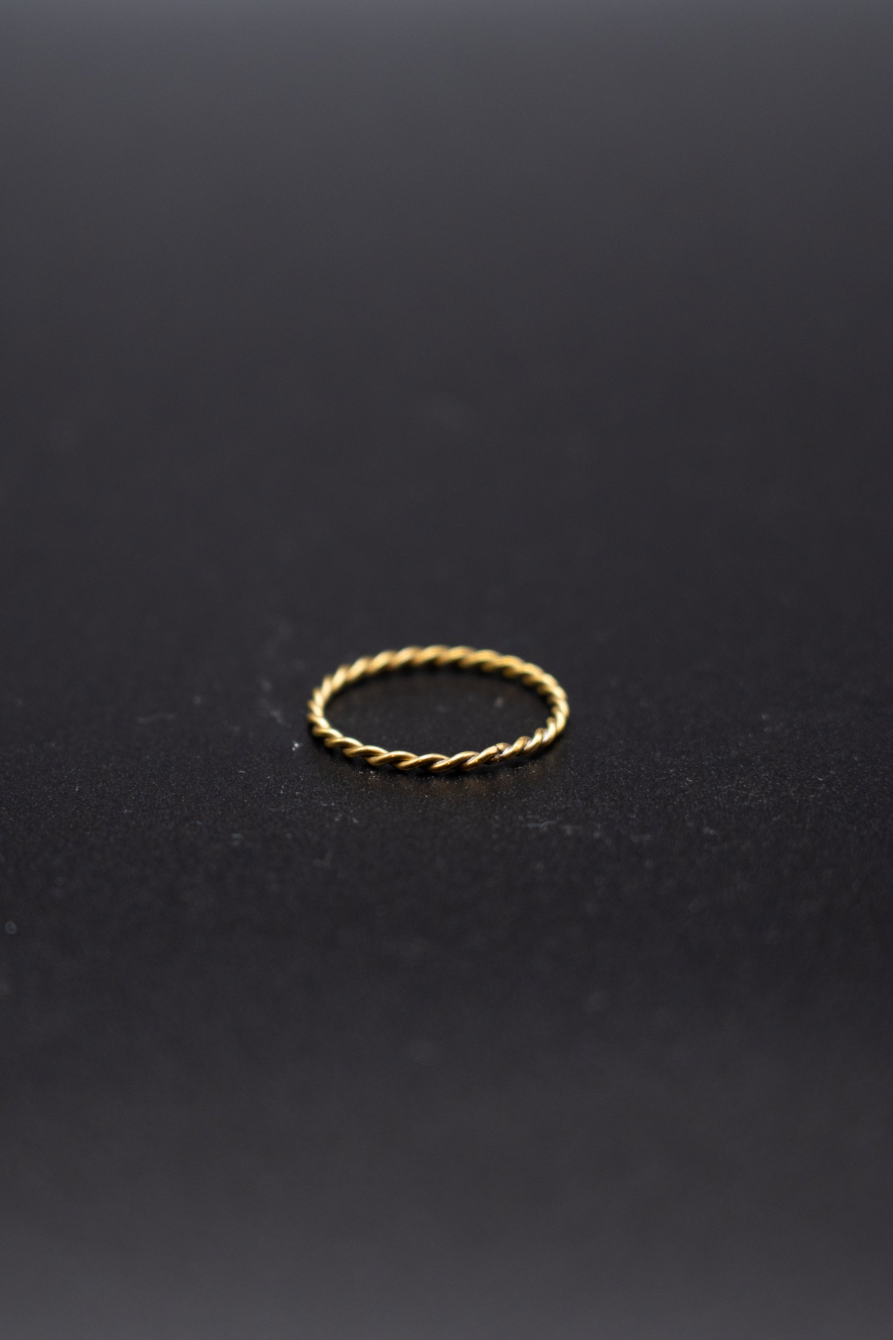 Minimalistic twist ring