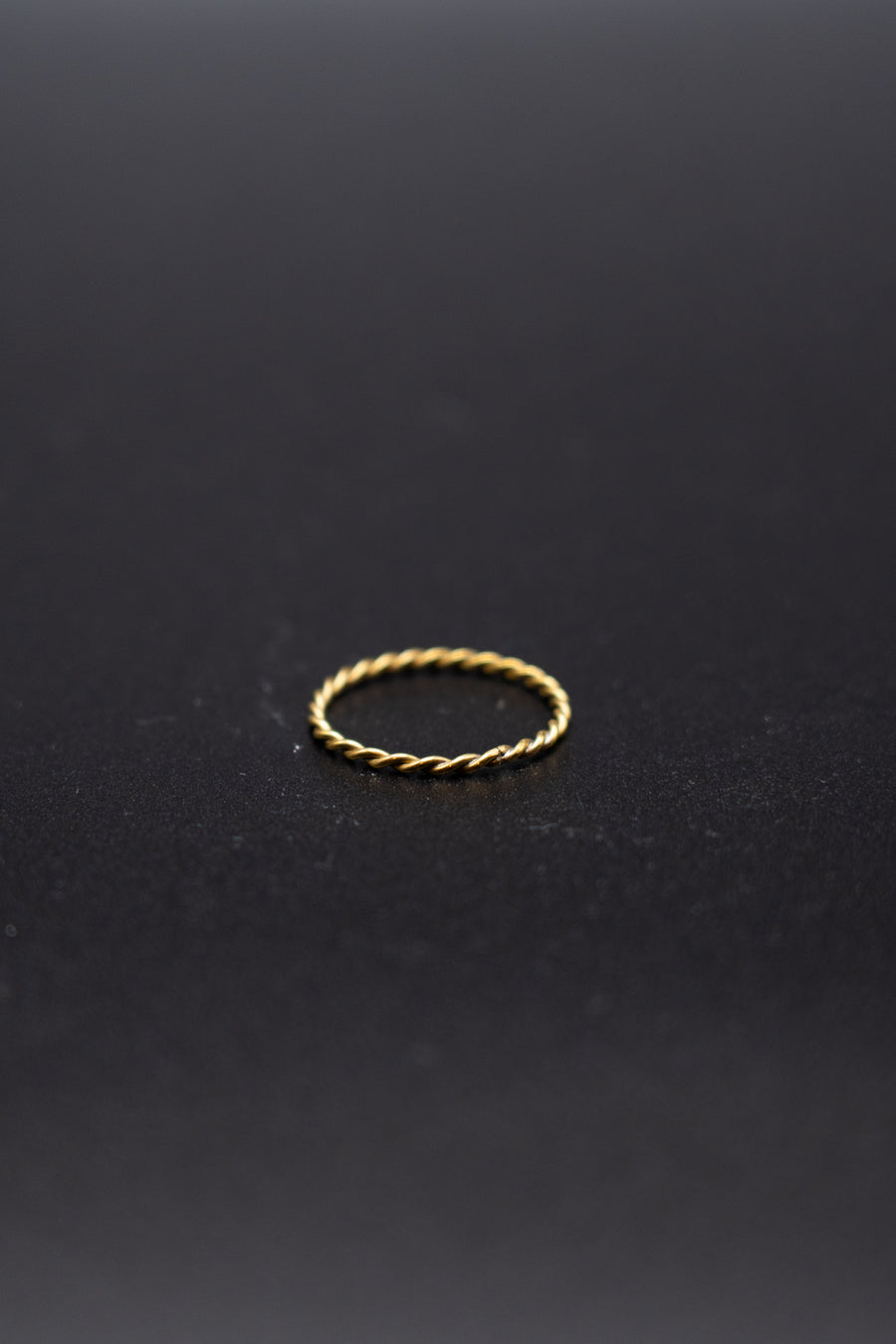 Minimalistic twist ring