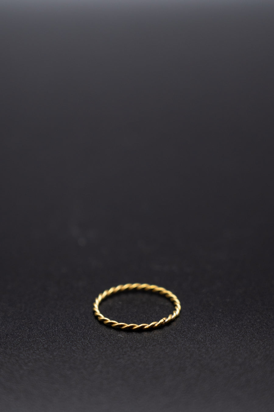 Minimalistic twist ring
