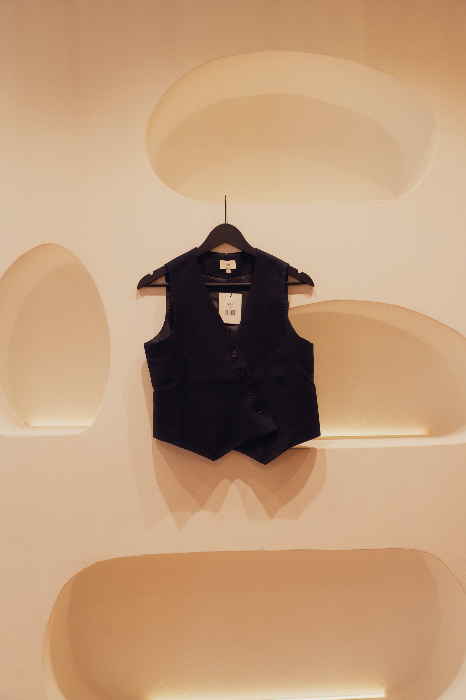 Black gilet A symmetrical