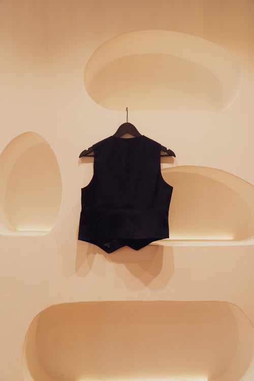 Black gilet A symmetrical